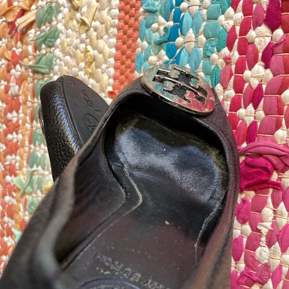 Tory Burch Sally peep toe pebbled leather wedge heels. Gold emblem. - Picture 6 of 8